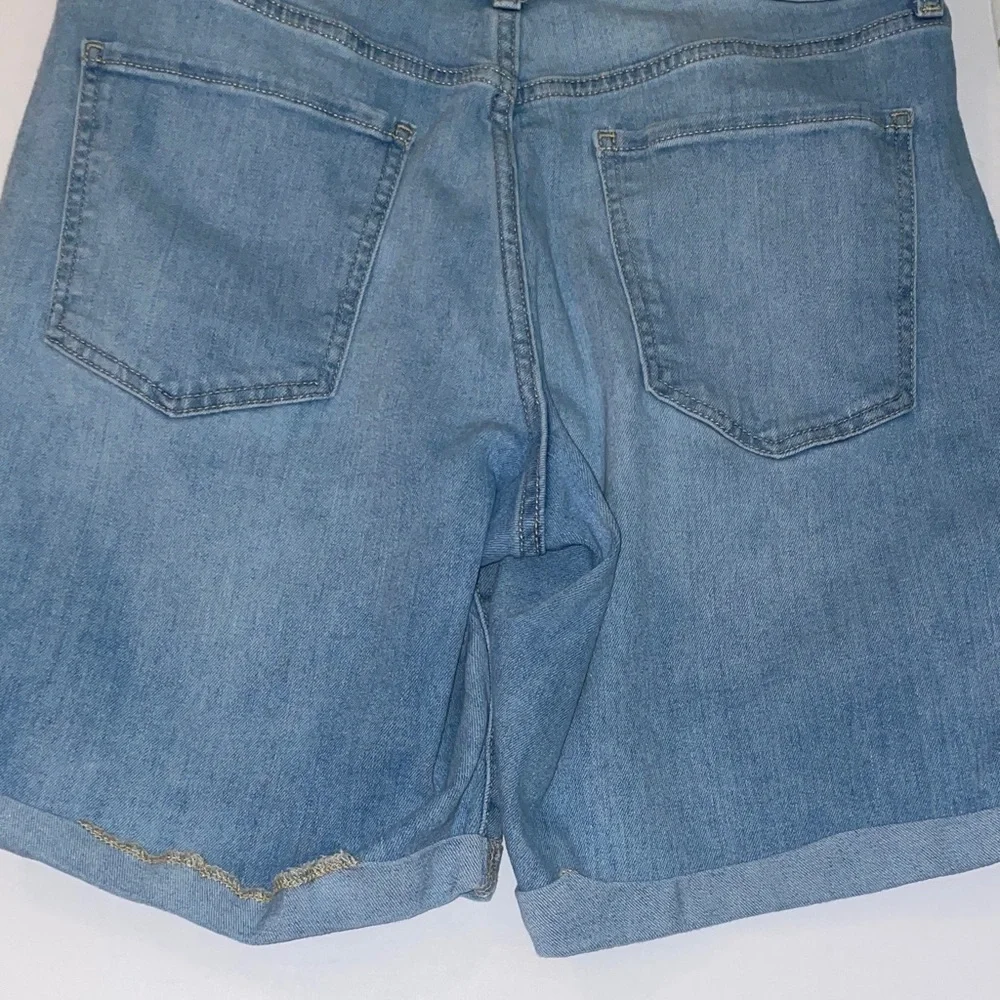 Old Navy Women's Light Blue Denim Shorts - Picture 6 of 8